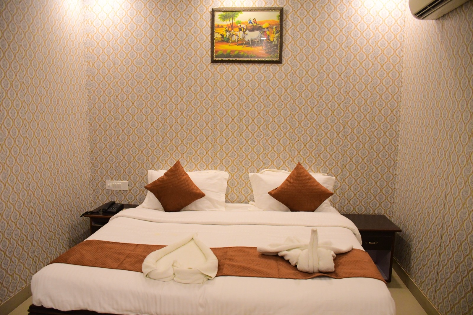 Hotel Shree Hari - Tap to explore photos