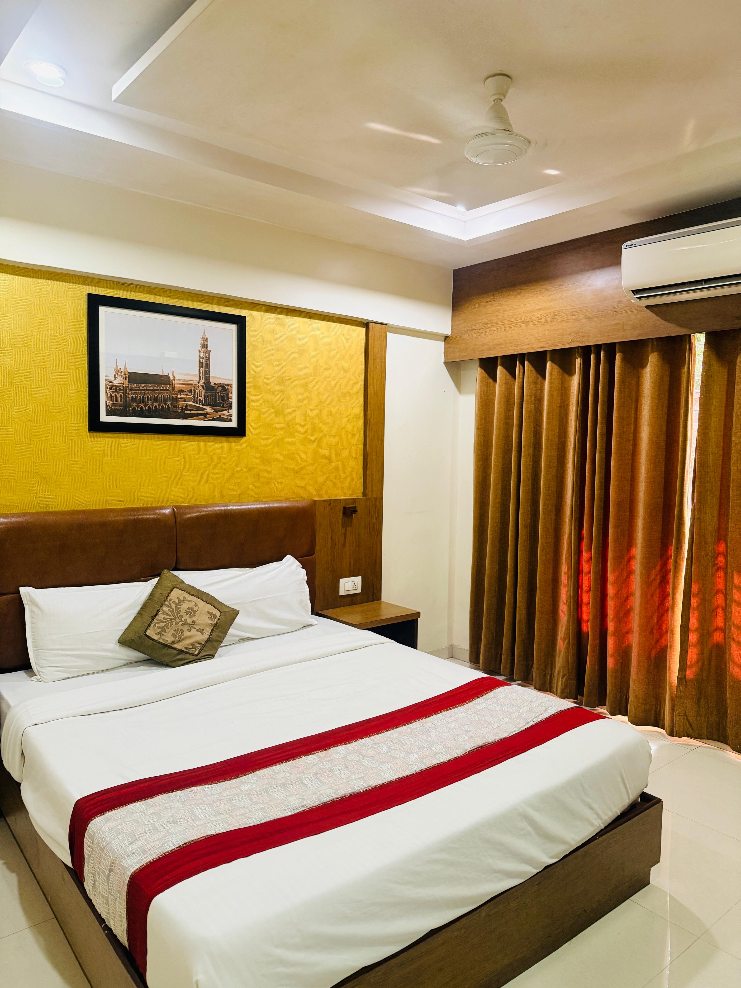 Hotel Crystal Luxury Inn - Near BKC 2