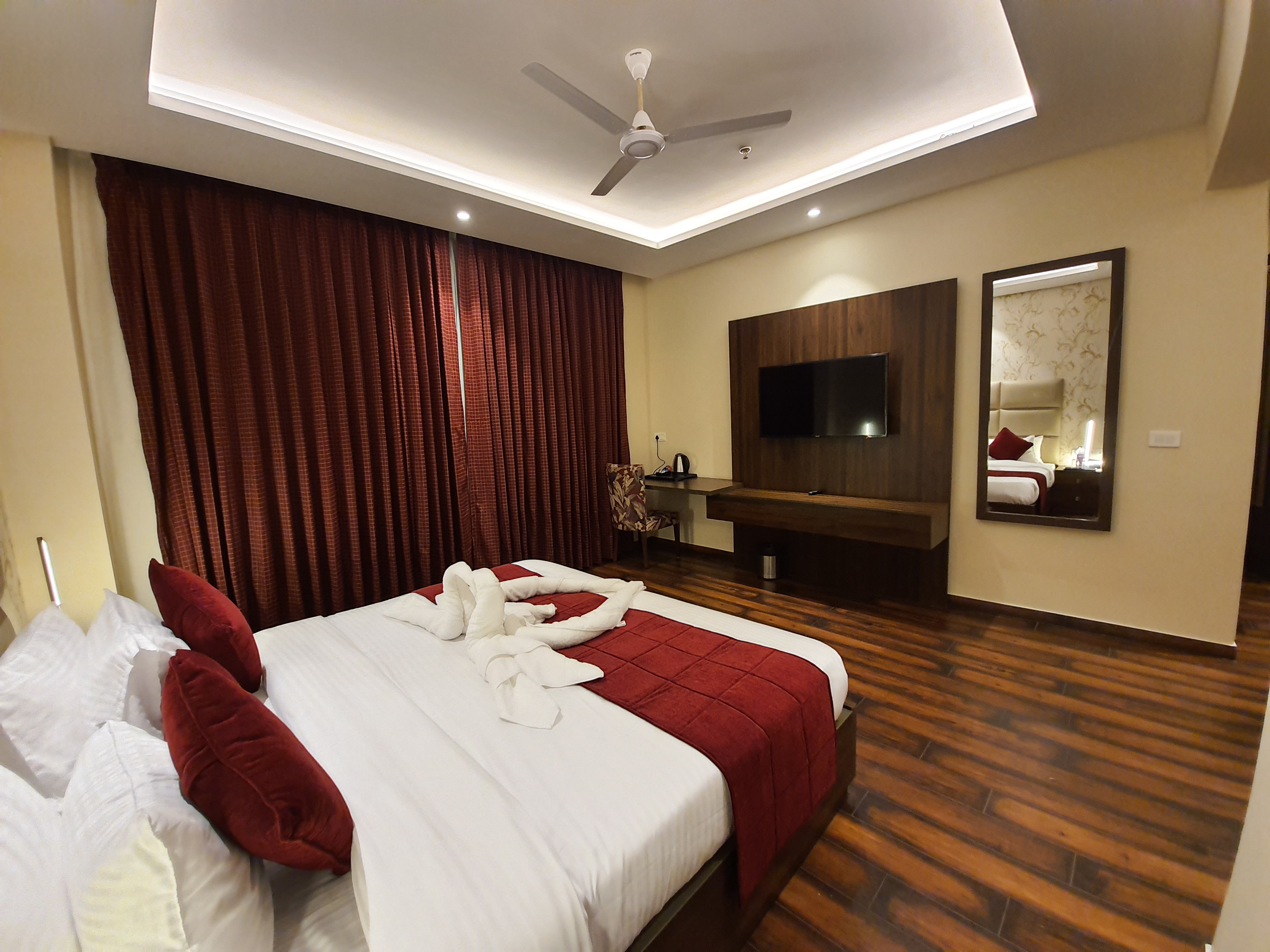 The Vilana Hotel @ 800m from Triveni Ghat - Tap to explore photos