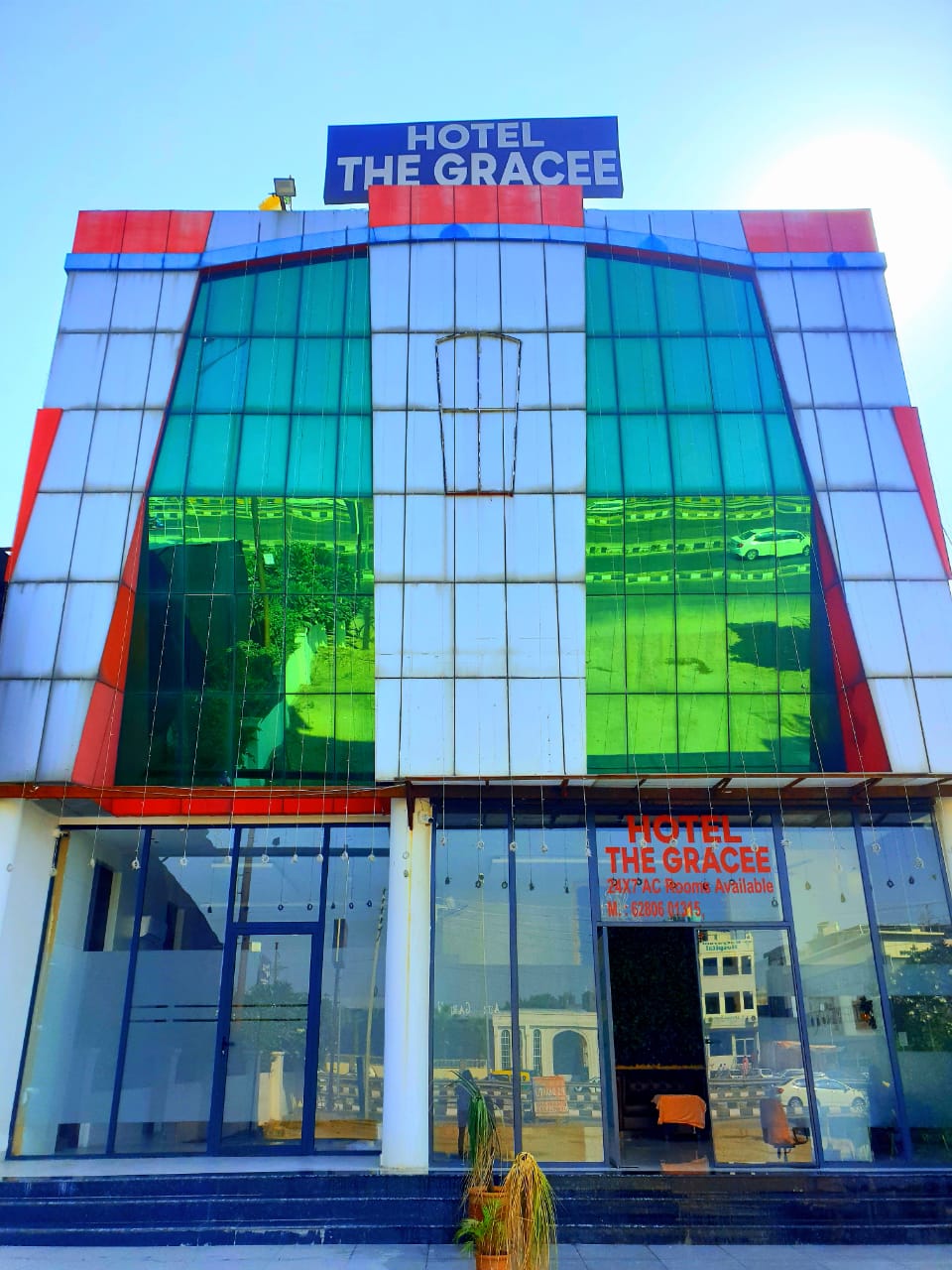 Hotel The Gracee - Tap to explore photos
