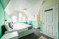 OYO Devine Beach Hotel, Medway