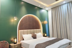 Cozycostays | Top Floor | Omaxe Hazratganj |, Lucknow