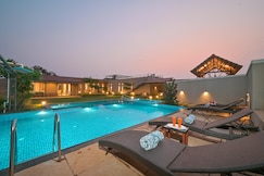 6 BHK King Villa w Huge Pool & Lawn by Jalanta Stays, Lonavala