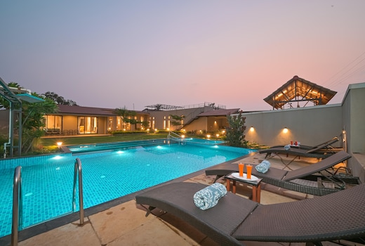 6 BHK King Villa w Huge Pool & Lawn by Jalanta Stays