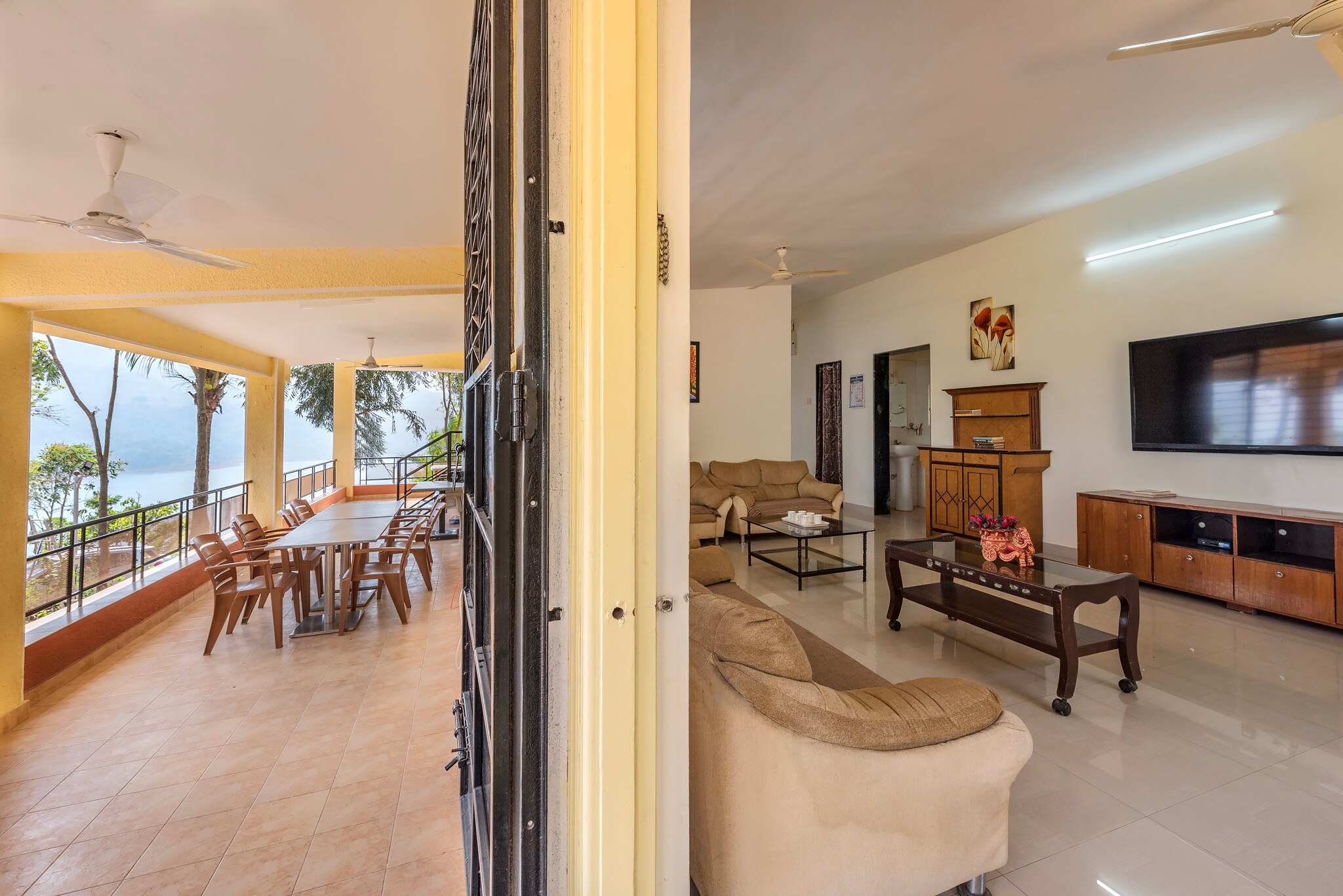 CosmicStays Countryside Panorama Lakeview Bungalow 4