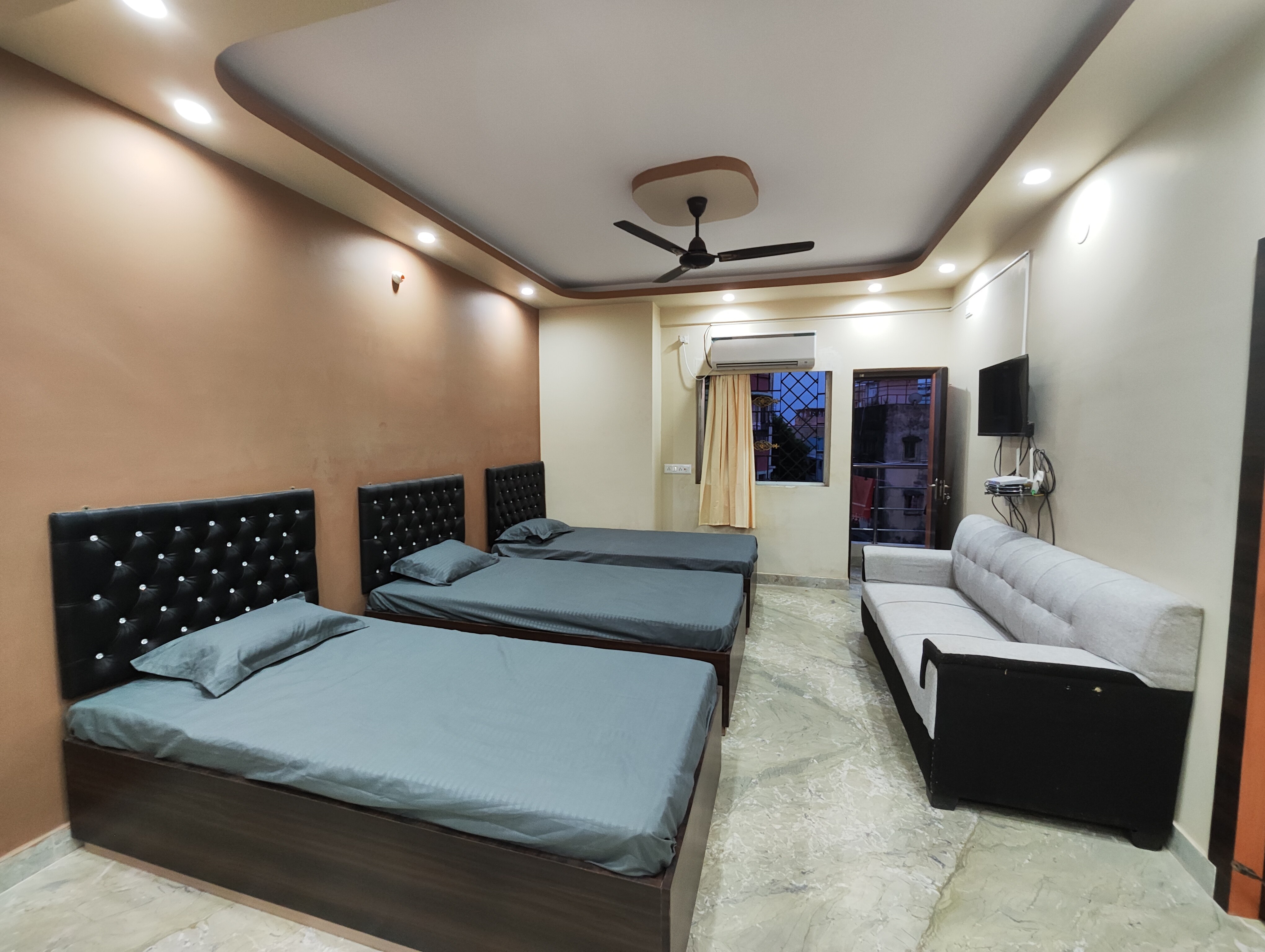 Massive 3BHK Serviced Apt for Big Groups and Family - Tap to explore photos