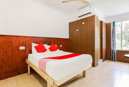 OYO Flagship 22598 Oval Retreat
