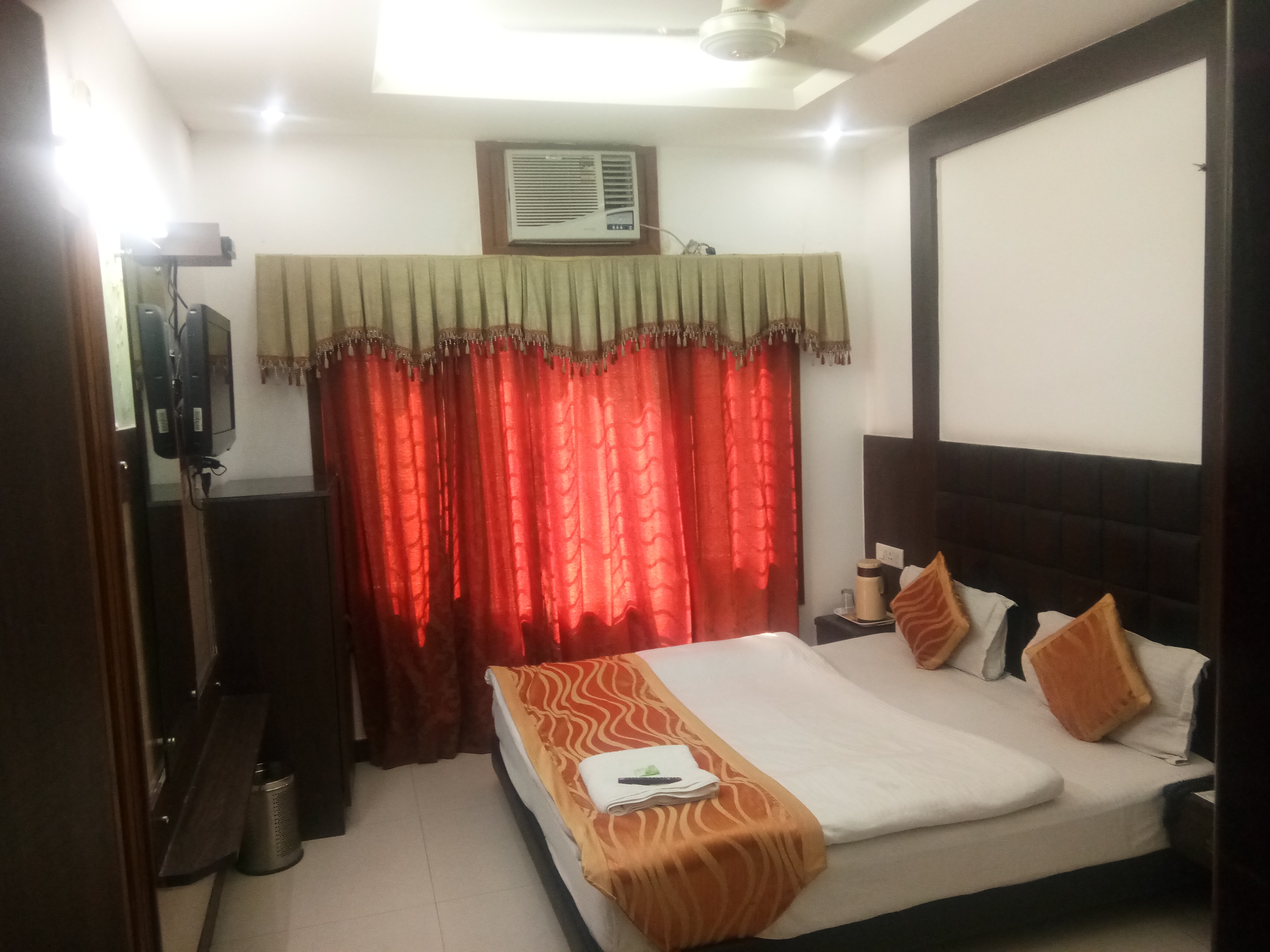 Hotel Char Chinar - Tap to explore photos