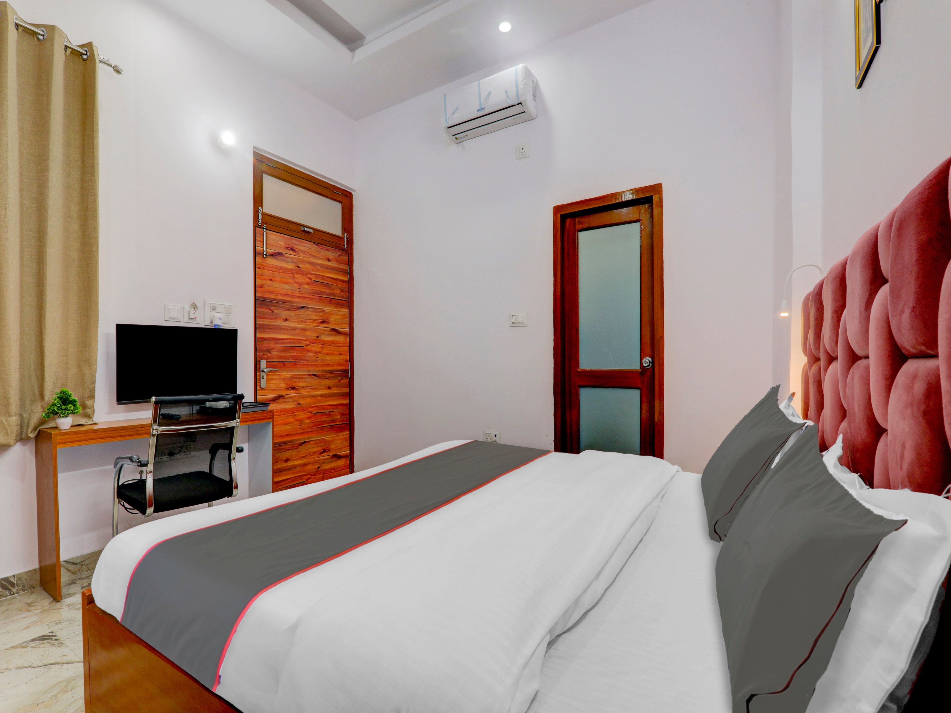 Hotel Jewar Inn - Tap to explore photos