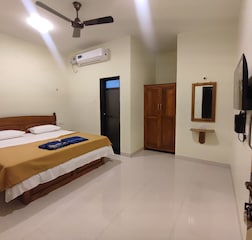 Palm Vista Deluxe AC Room