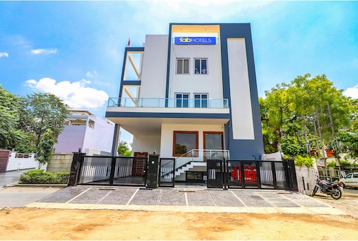 FabHotel AVS Grand and Banquets - 500m from Gomti Nagar railway station, 1km from Lohia Park