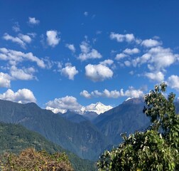 Tripple bedded room ( front lawn overlooking the Mountains)