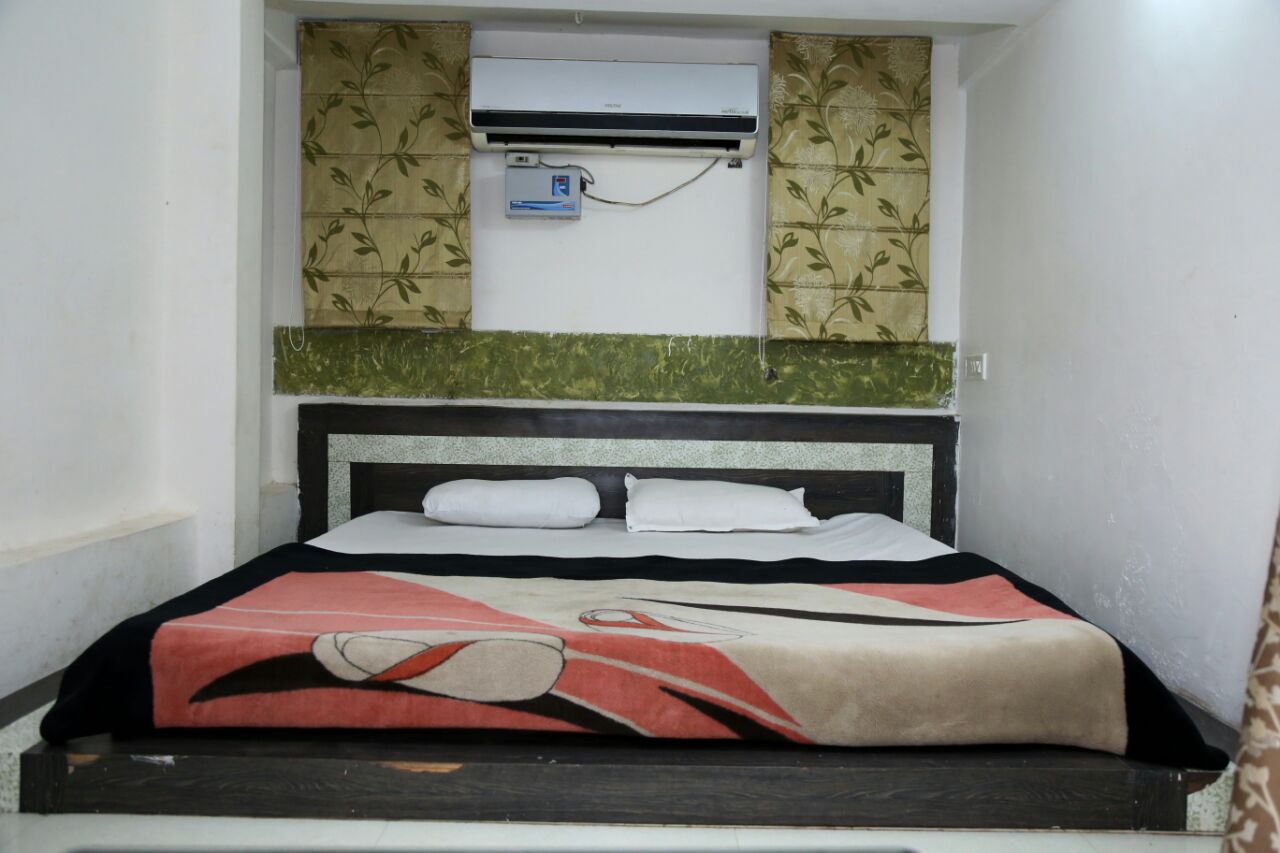 Hotel Madan Palace - Tap to explore photos