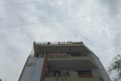 Hotel Tirupati, Reengus