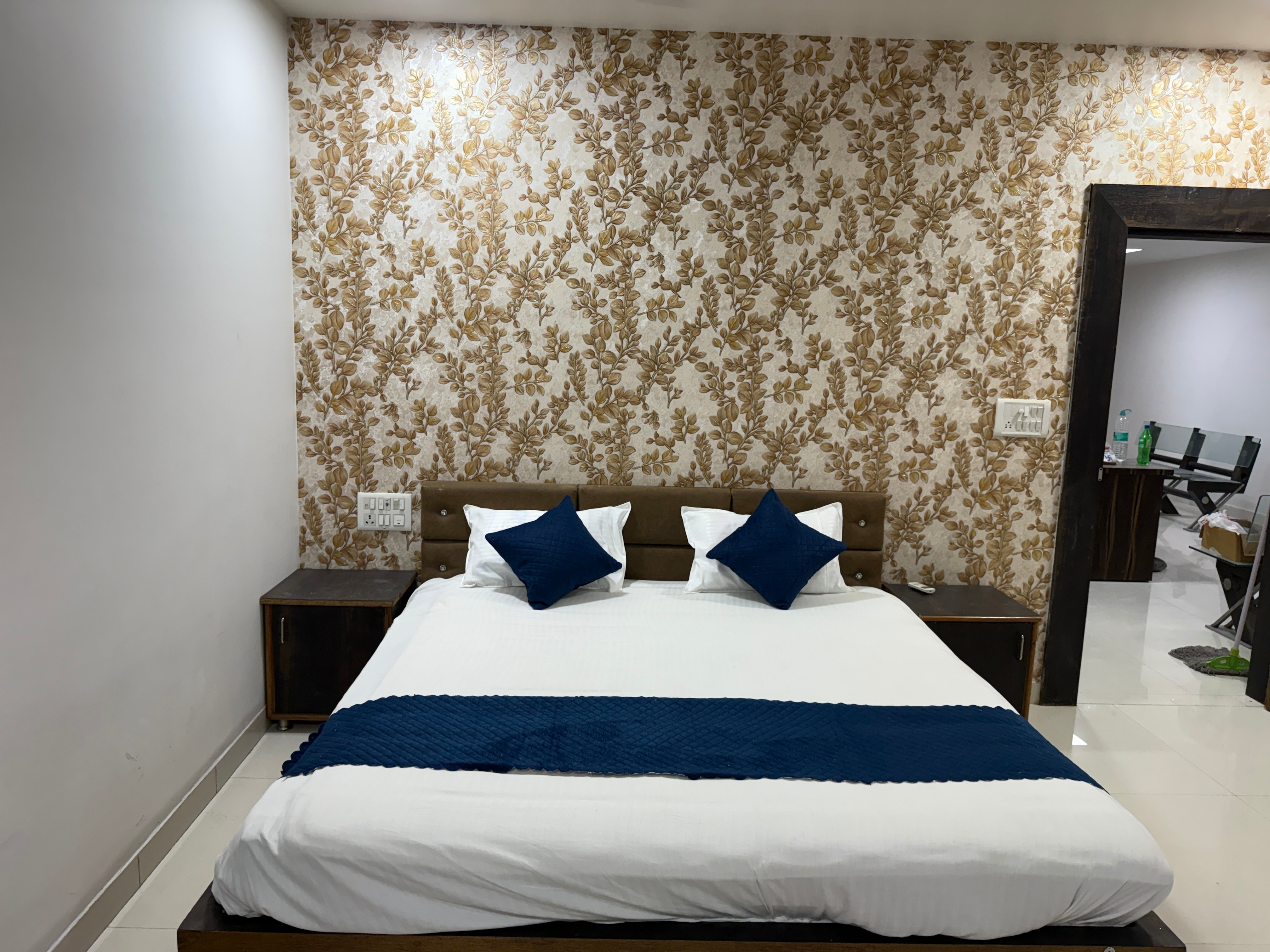 Hotel Dimond Dreams - Tap to explore photos