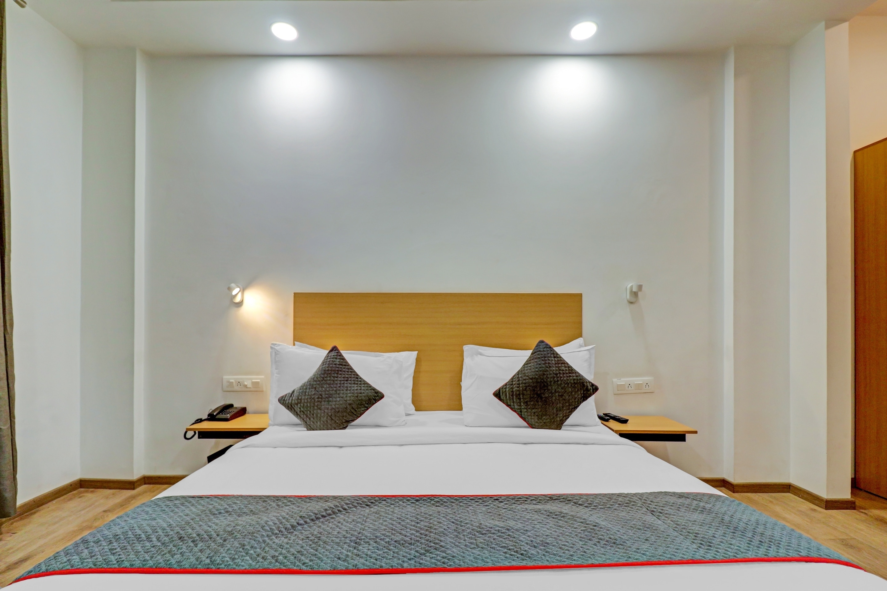 Townhouse Sector 30 Near Botanic Garden of Indian Republic - Tap to explore photos
