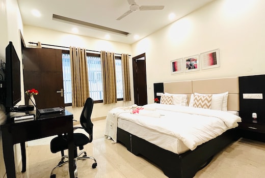 BluO 1BHK - DLF CyberCity - Lift, Parking, Balcony