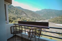 Aloha on the Ganga Almost Heaven 2BR condo with pool 306, Rishikesh