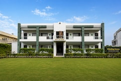 Hotel Whistling Greens, Moga