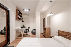 Bandra Cozy Studio With Sitout: Lily, Mumbai