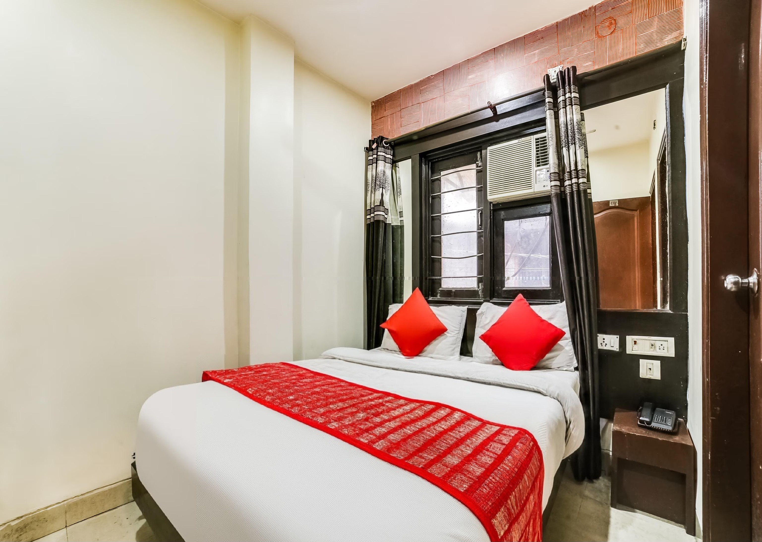 Hotel Geetanjali Inn @Near New Delhi Railway Station - Tap to explore photos