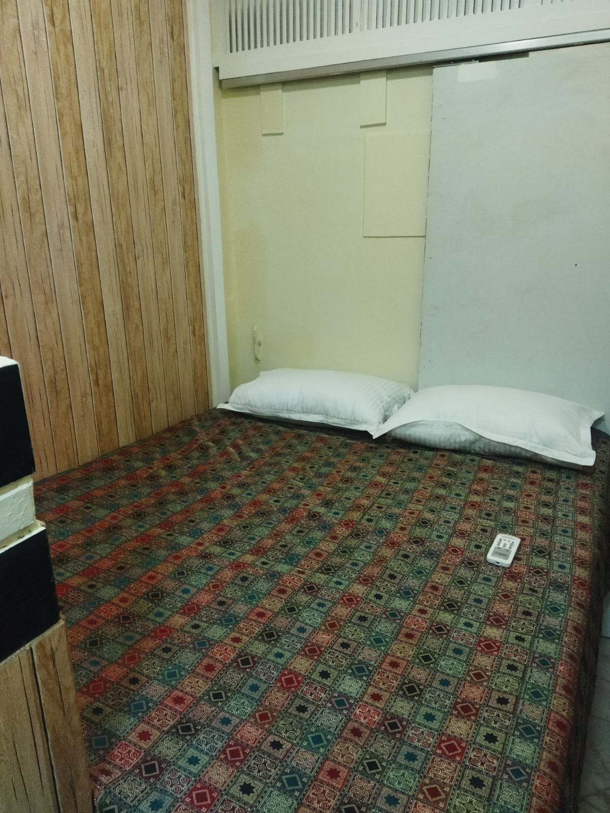 Cozy Ac Double Lemon Room Mumbai Nr Metro Stations, Mumbai