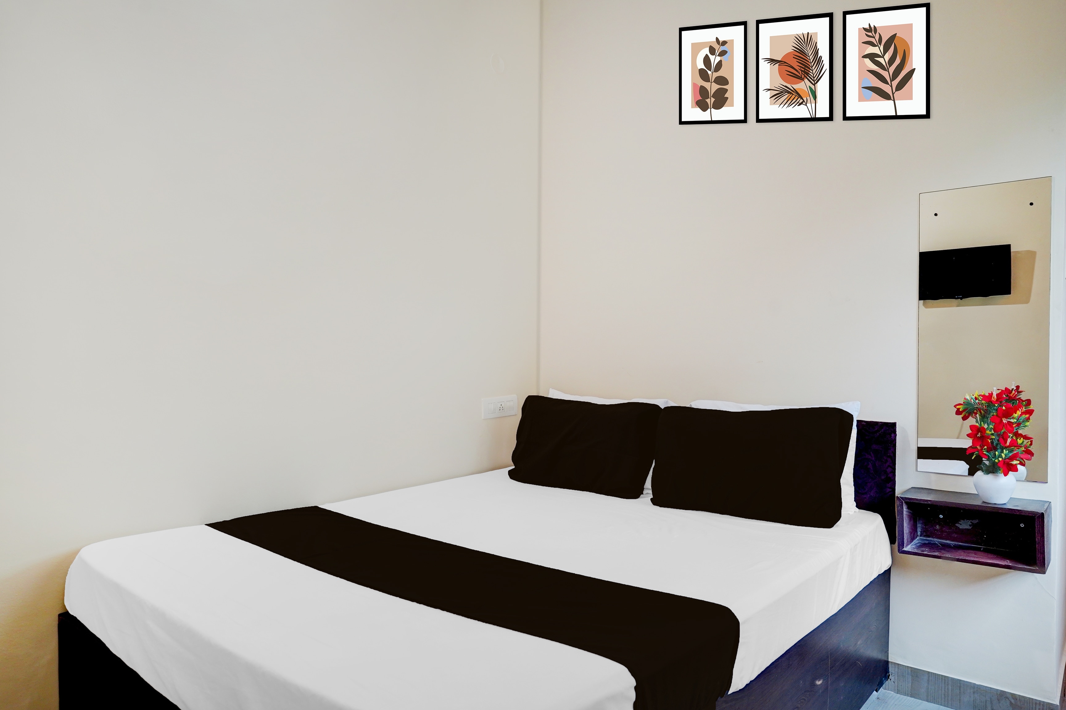 Hotel O BHANUNANDANA BOARDING & LODGING Near By Basaveshwar Nagar - Tap to explore photos