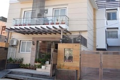 De Bougainvilla, Varanasi