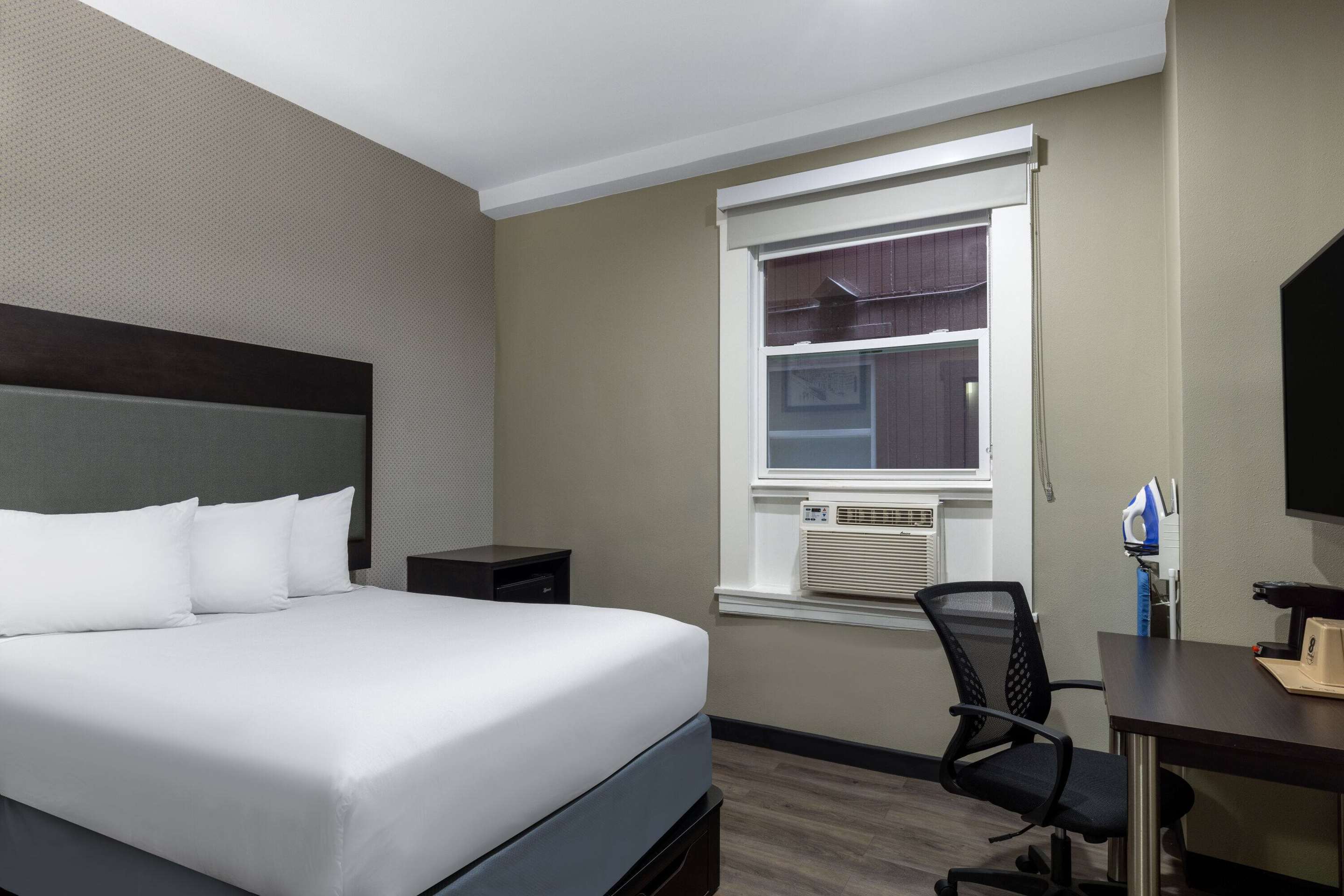 Super 8 by Wyndham San Francisco/Union Square Area - Tap to explore photos