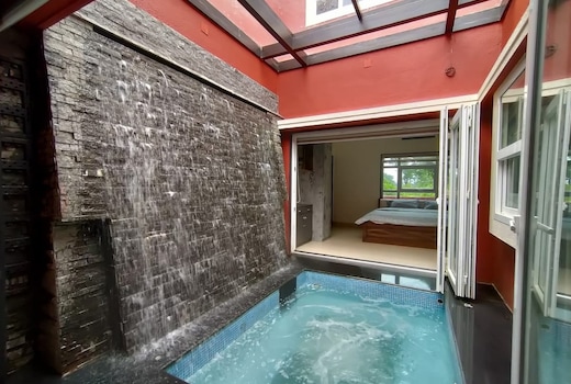 Stay Leisurely Clair De Lune Jacuzzi, Alibaug