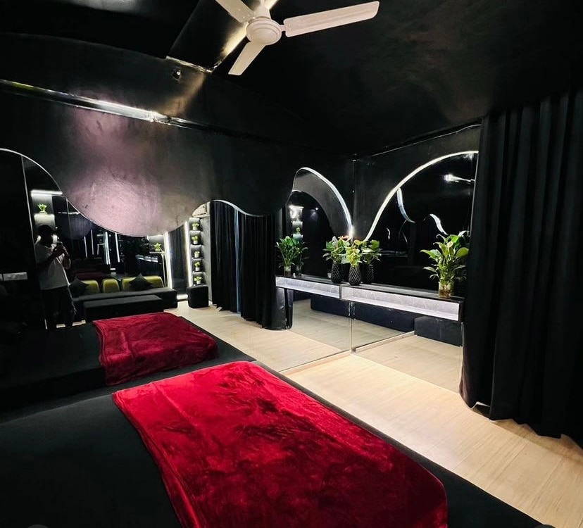 DLF royal stay - Tap to explore photos