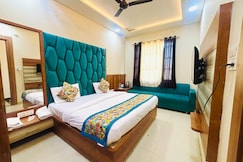 Hotel SMR Palace-Rooftop - view Taj Mahal, Agra