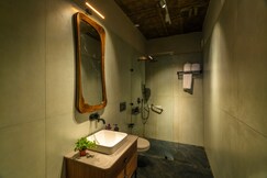 Vaza Heated Pool Jacuzzi Lift Near Kasauli, Kalka