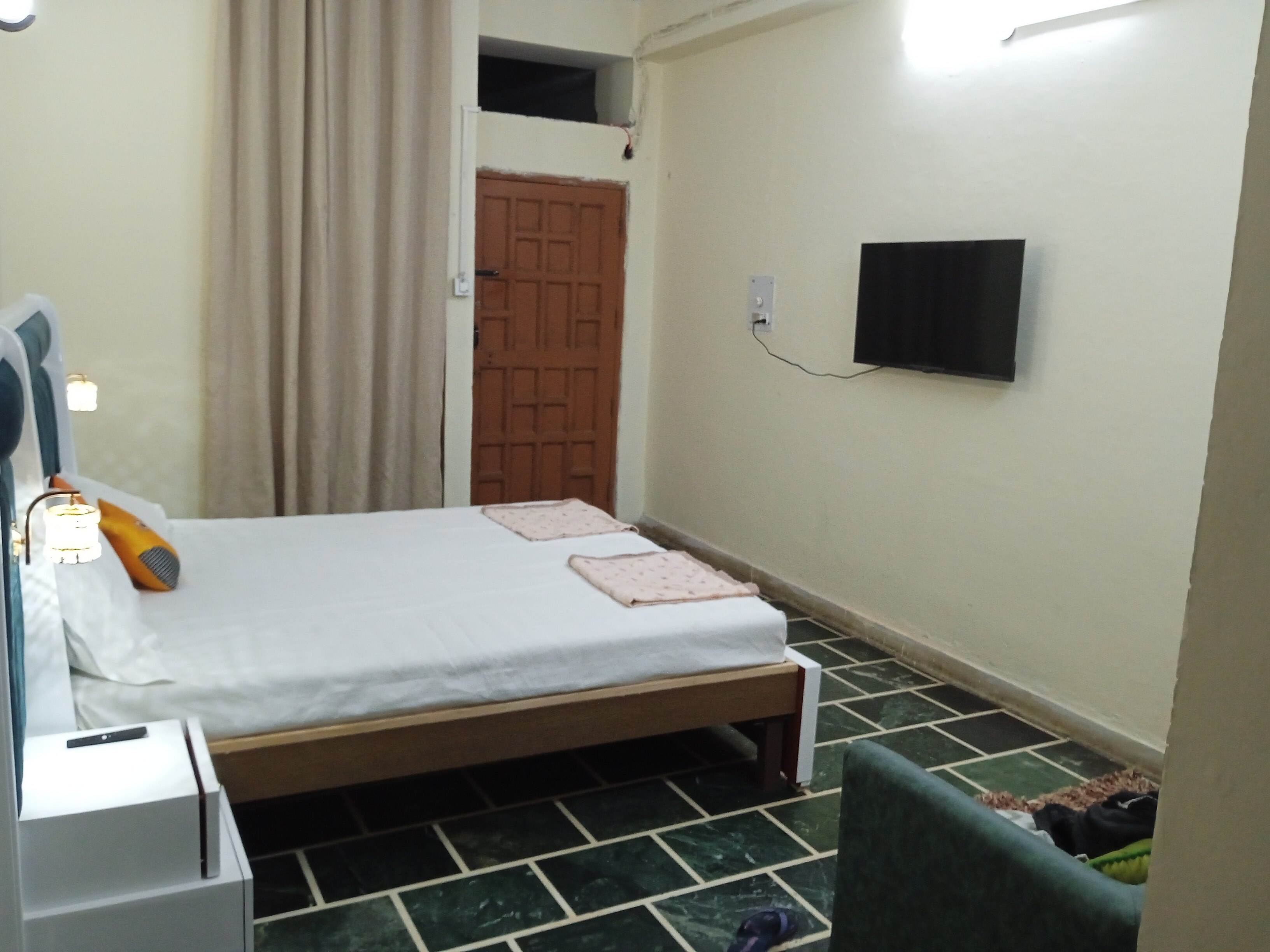 A Big Apartment near IGI Airport - Tap to explore photos