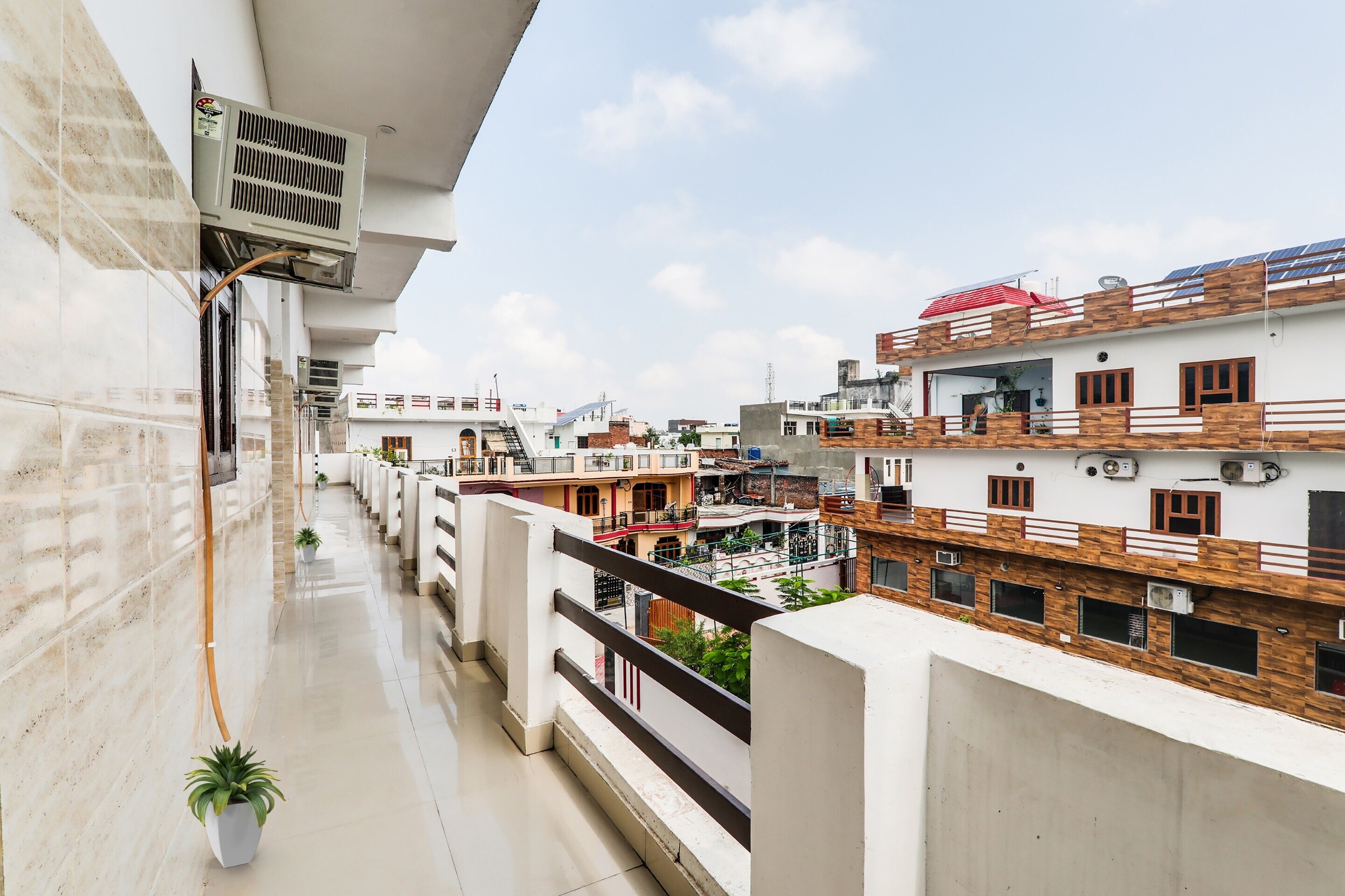 Hotel O Mauryans Inn Near Munshi Pulia Metro Station - Tap to explore photos