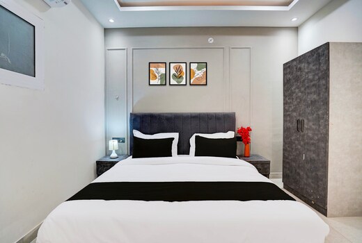 OYO 830390 Hotel SS Royal