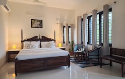 Room with 2 king size beds