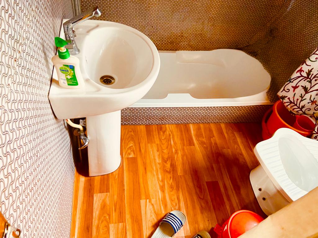 ROYAL SOVEREIGN GROUP OF HOUSEBOAT  - Tap to explore photos