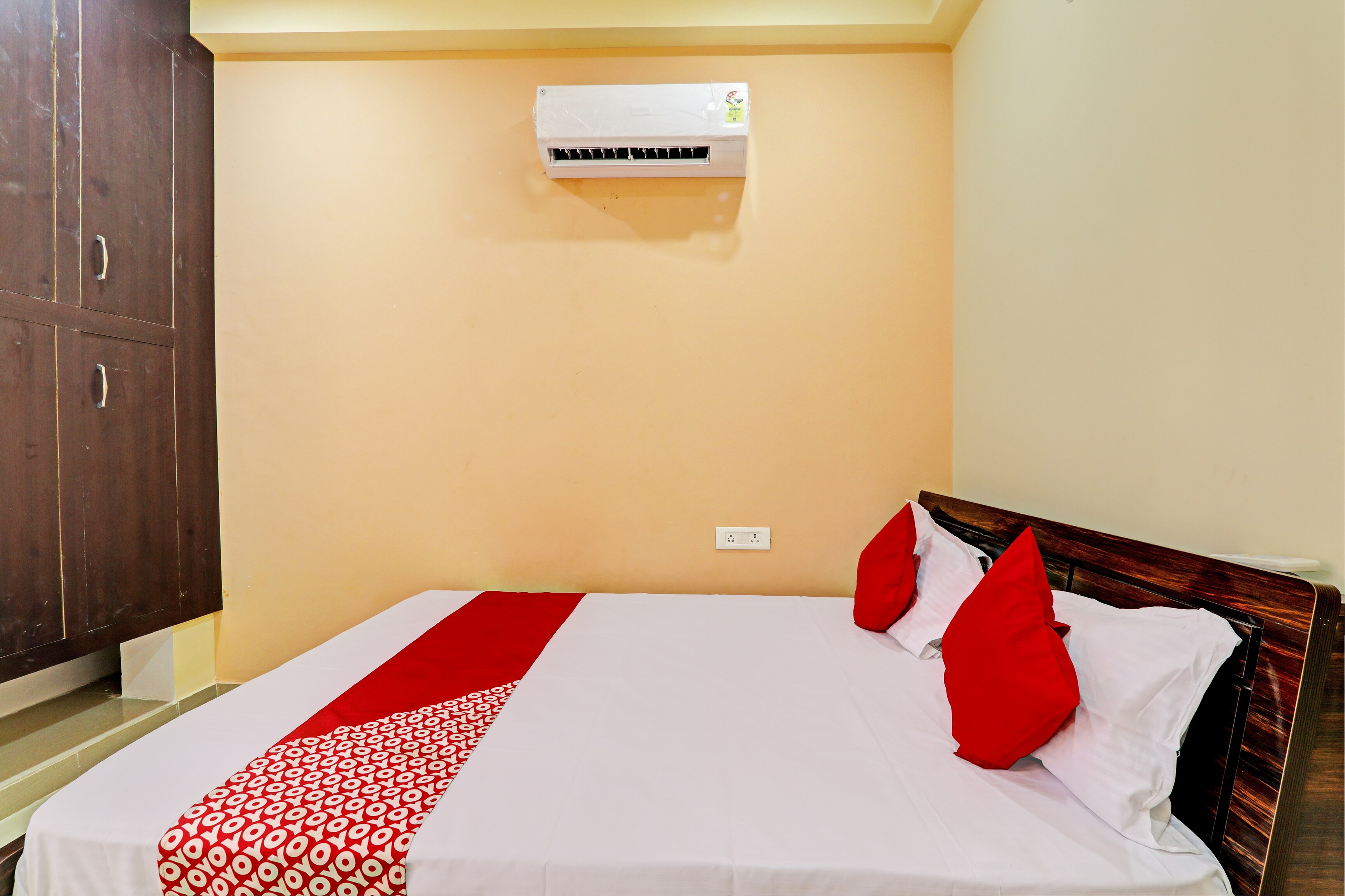Super Hotel O Hotel Trimurti Inn - Tap to explore photos