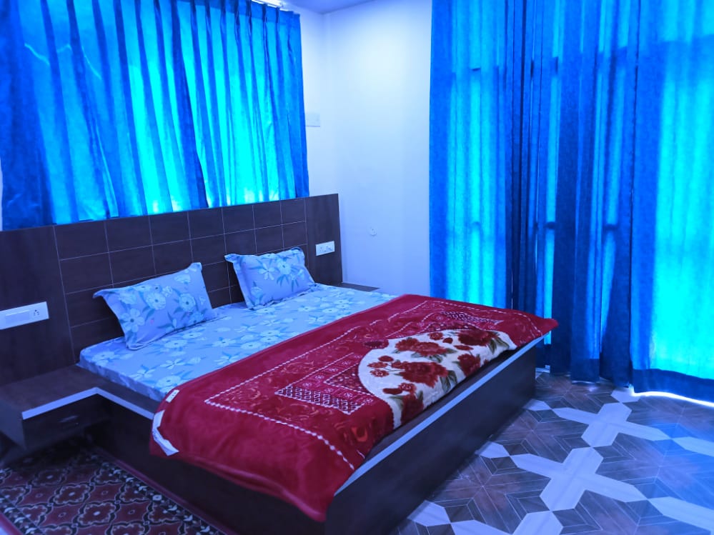 Hill view 2bhk apartment 3rd floor Kasauli - Tap to explore photos