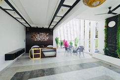 Adeeshy Mountain Manor, Nilakkottai