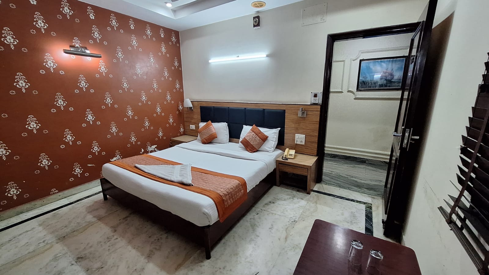 Classic Hotel near Gaffar Market - Tap to explore photos