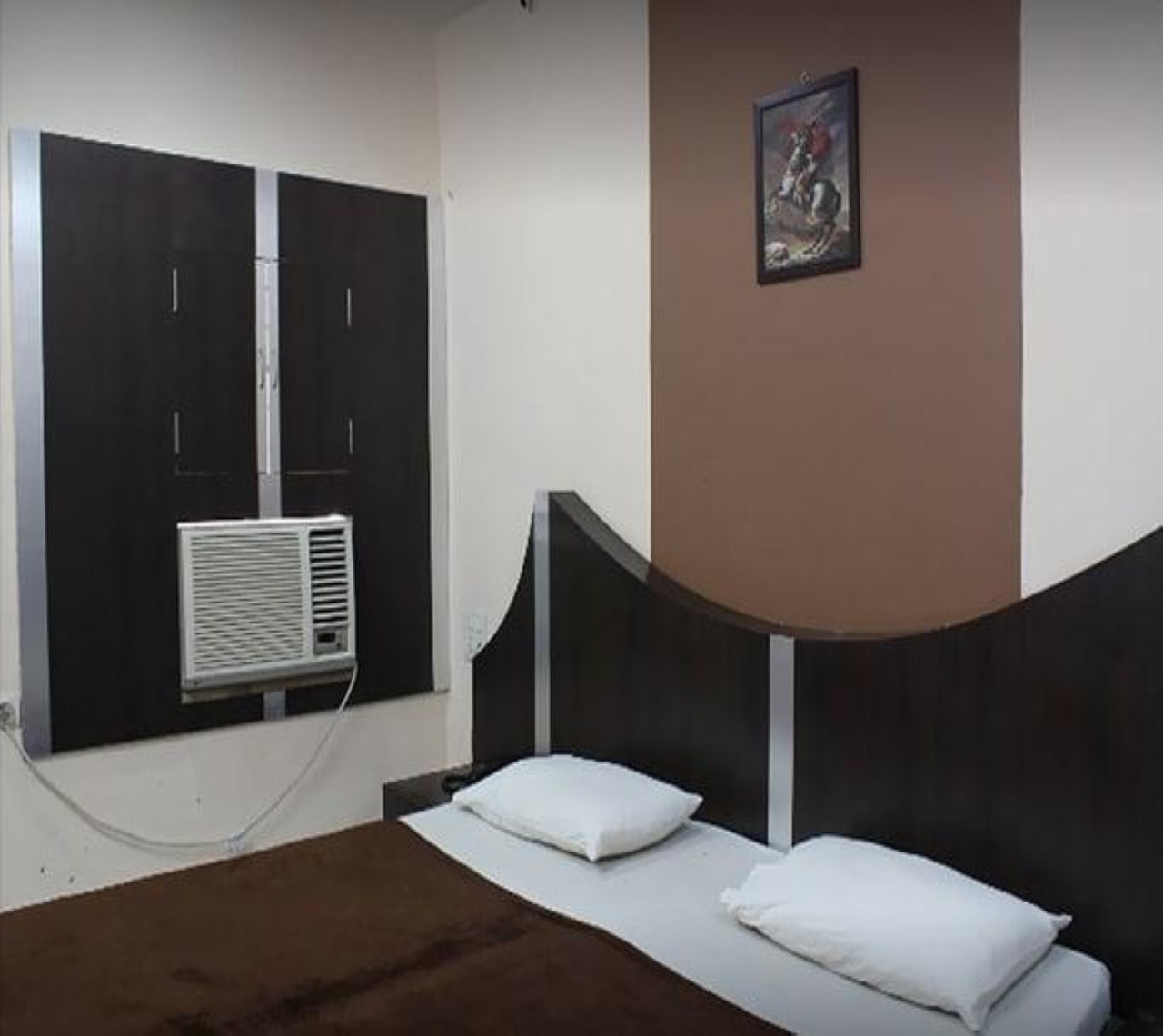 Hotel Madhuban(Sadar Bazar) - Tap to explore photos