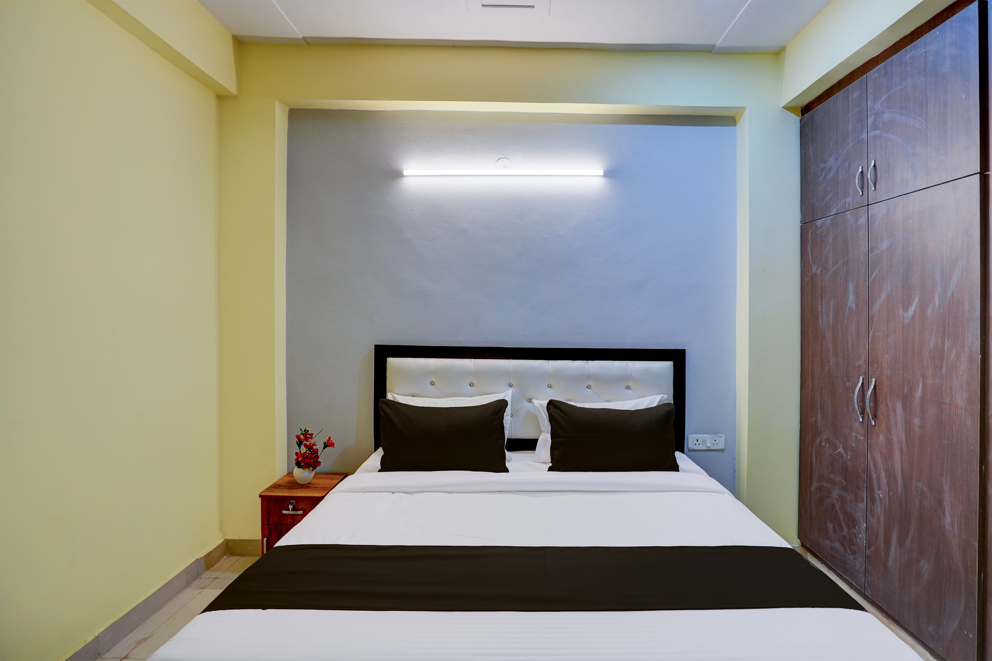 OYO 823774 Sai Hotel - Tap to explore photos
