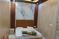 Hotel Krishna, Suar