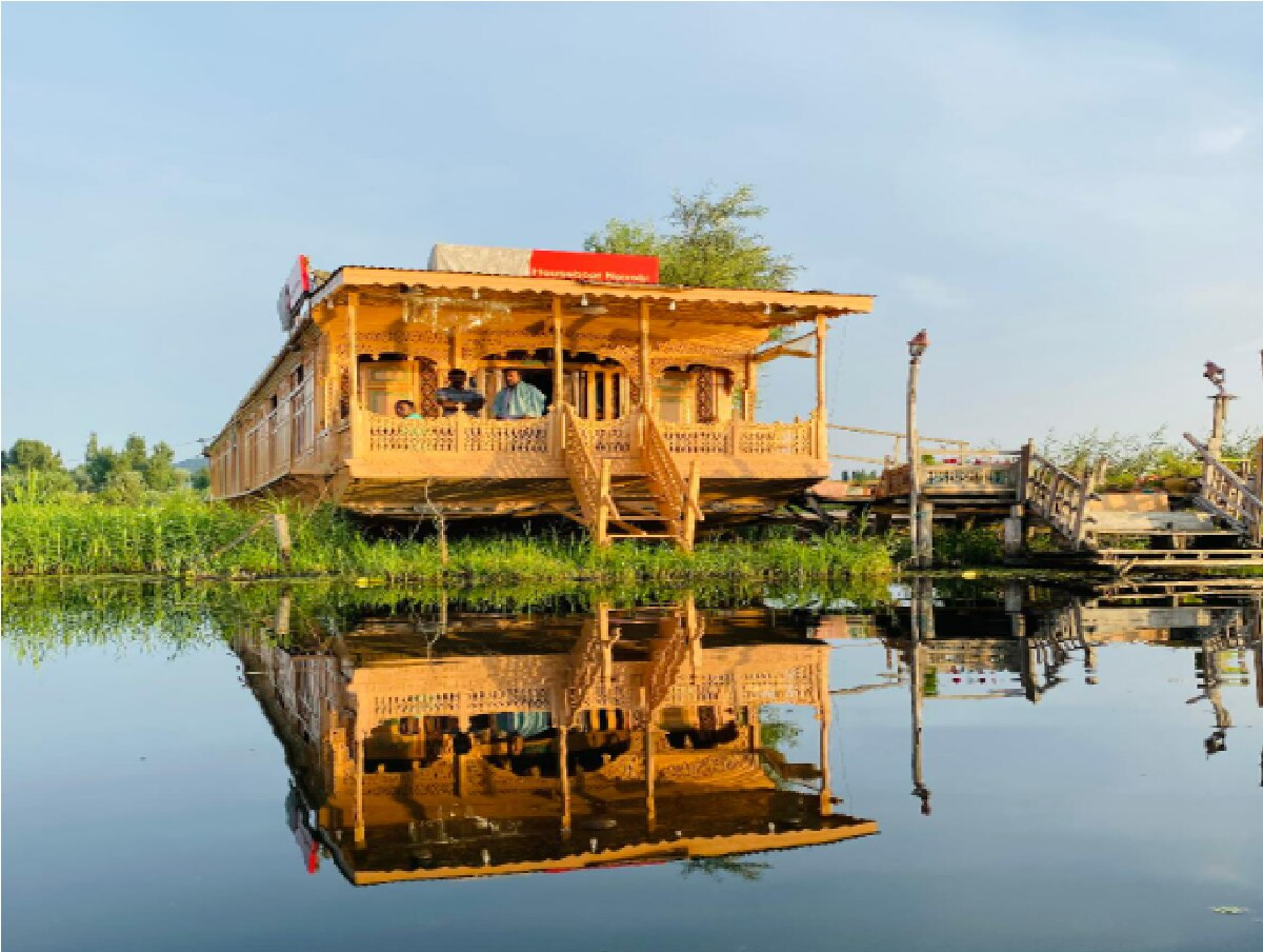 Nairobi Houseboat - Tap to explore photos