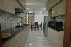 The Cozy Comfort | Near Taj 1BR By Homeyhuts, Agra