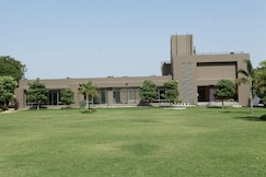 HOLIDAY HOME CLUB RESORT, Gandhinagar