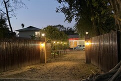 JUNGLECITI HOUSE, Chariduar