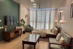Elegant Studio Stay with Pool Rooftop Escape, Jaipur